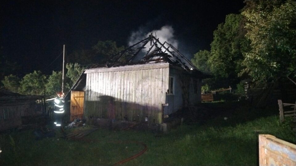 A ajuns în arest după ce a dat foc locuinței mamei sale