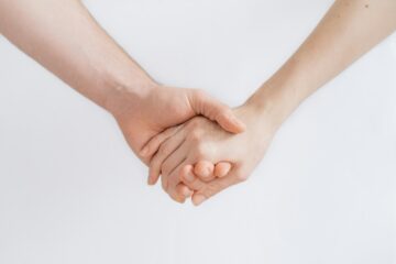 Băieții, mai grijulii decât fetele în utilizarea contraceptivelor, dar cu o frecvență mai mare a comportamentelor sexuale riscante