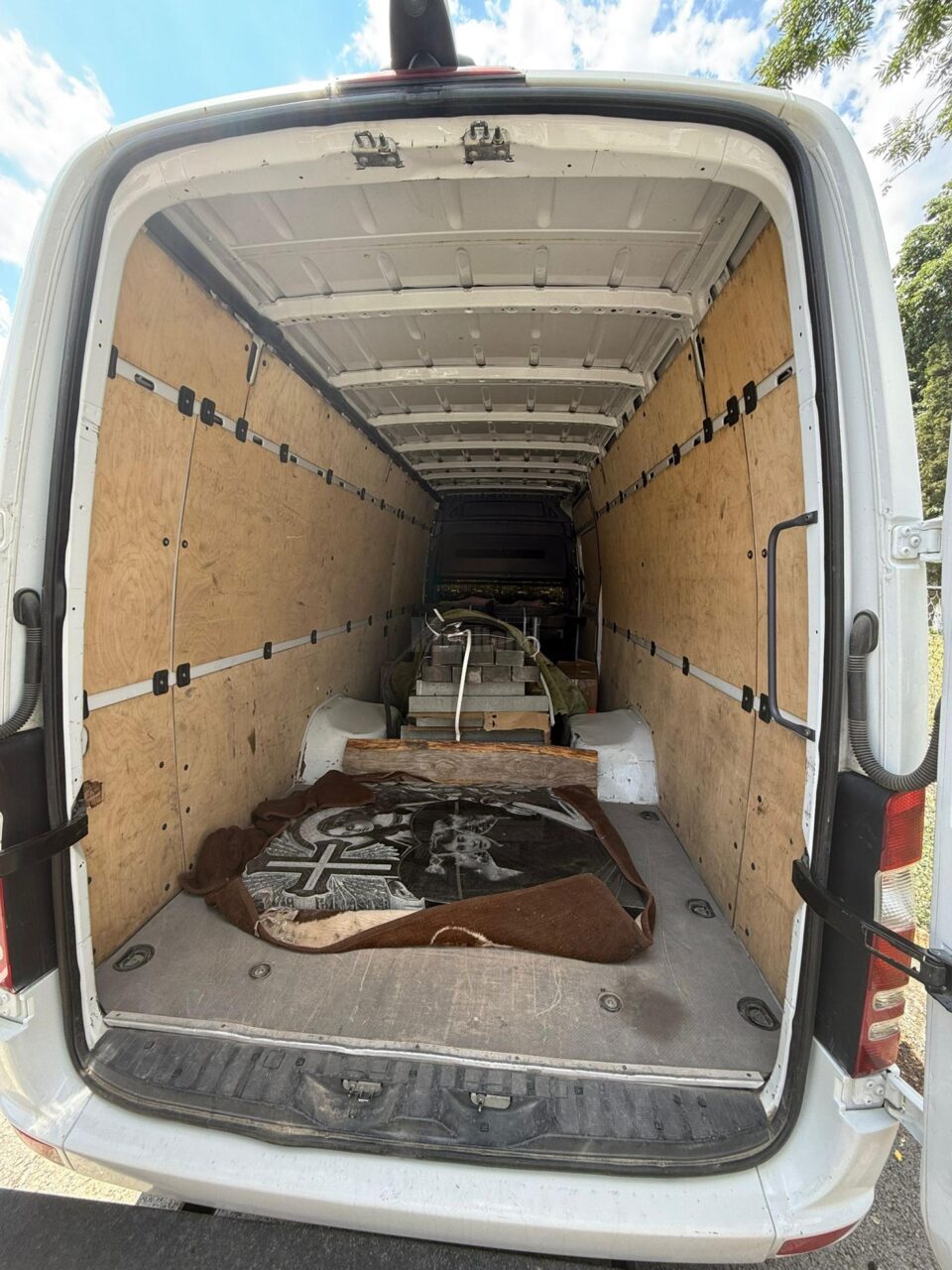 Monumente funerare în valoare de peste 20.000 de euro, confiscate din două autoutilitare oprite în trafic