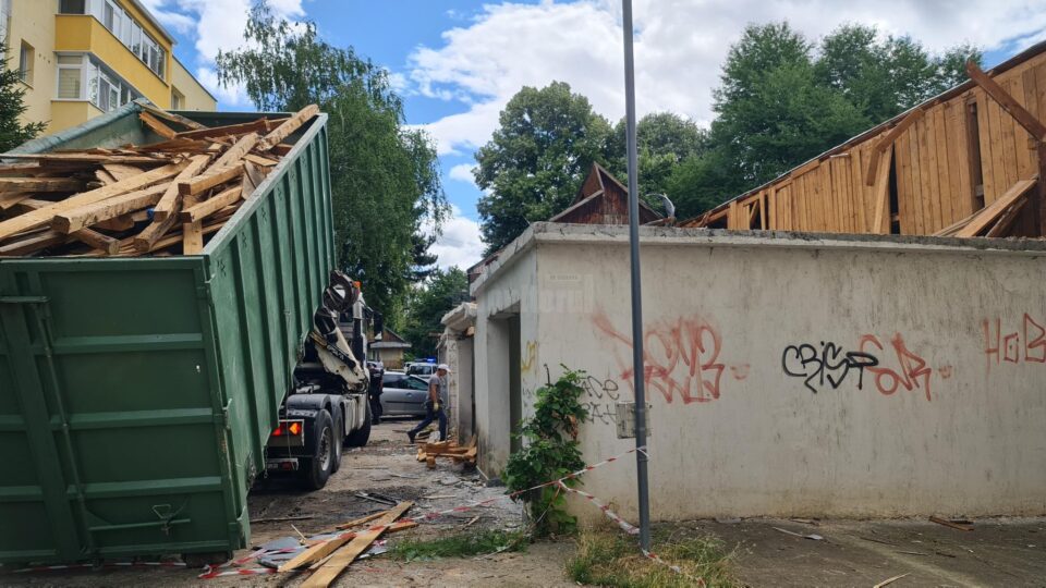 Demolarea garajelor de pe strada 6 Noiembrie, la intersecția cu Mărășești