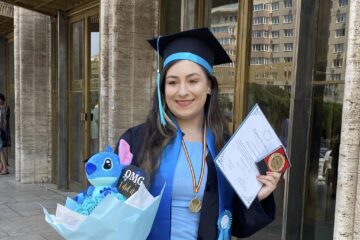 Simina Teodora Buculei, din Fălticeni, șefă de promoție la Facultatea de Comunicare și Relații Publice din cadrul SNSPA București