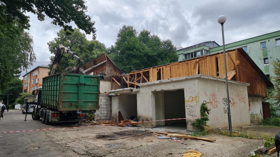 Demolarea garajelor de pe strada 6 Noiembrie, la intersecția cu Mărășești