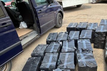 Țigări de contrabandă de 50.000 de euro, confiscate din două mașini, după o acțiune de interceptare la intrarea în Suceava
