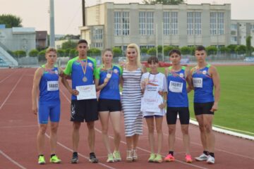 Antrenoarea Erzilia Țîmpău alături de atleții câmpulungeni