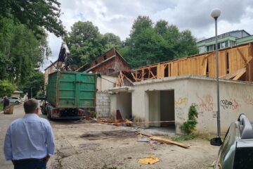 Demolarea garajelor de pe strada 6 Noiembrie, la intersecția cu Mărășești