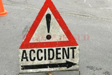 Un căruțaș băut a scăpat cu viață după ce a ieșit în fața unui vehicul greu