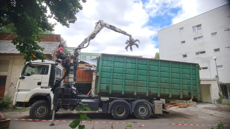 Demolarea garajelor de pe strada 6 Noiembrie, la intersecția cu Mărășești