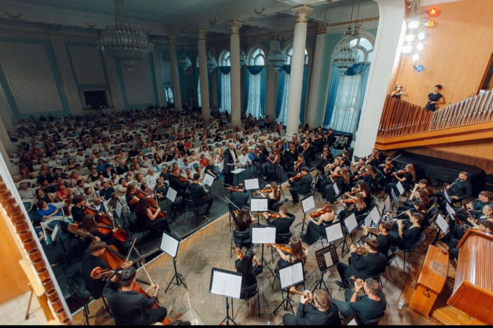Alături de Orchestra de Tineret a Moldovei