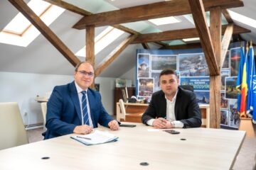 Președintele CJ Suceava, Gheorghe Șoldan și rectorul Universității Suceava, Mihai Dimian