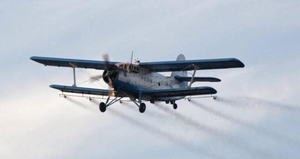 Avion pentru tratament aerian de combatere tantari si muste