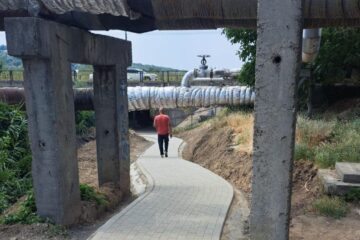 Cărarea pe sub pod, de la Bazar către Mall, a fost pavată