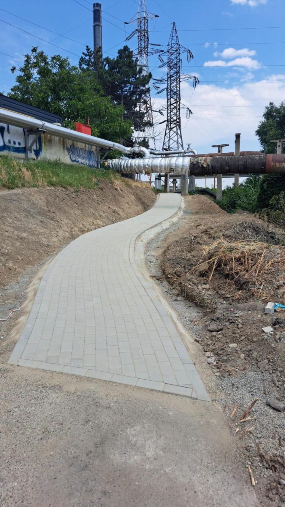 Cărarea pe sub pod, de la Bazar către Mall, a fost pavată