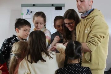 Ateliere creative pentru copii și adolescenți, în cadrul proiectului „Peripeții de Vară” cu Șerban Raia, la Câmpulung Moldovenesc