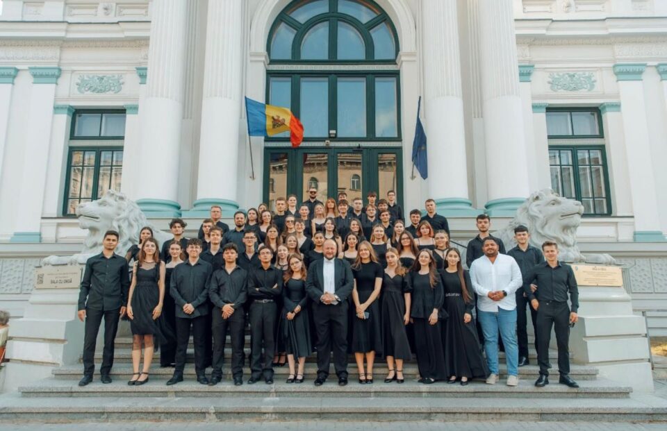 Alături de Orchestra de Tineret a Moldovei