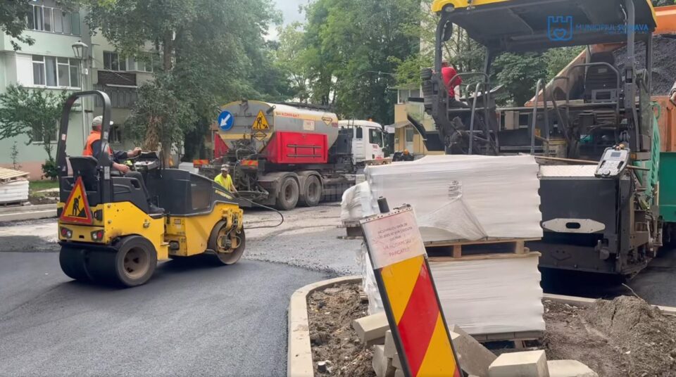 Stratul de uzură, turnat pe strada Ștefan Dracinschi, la care se lucrează din mai