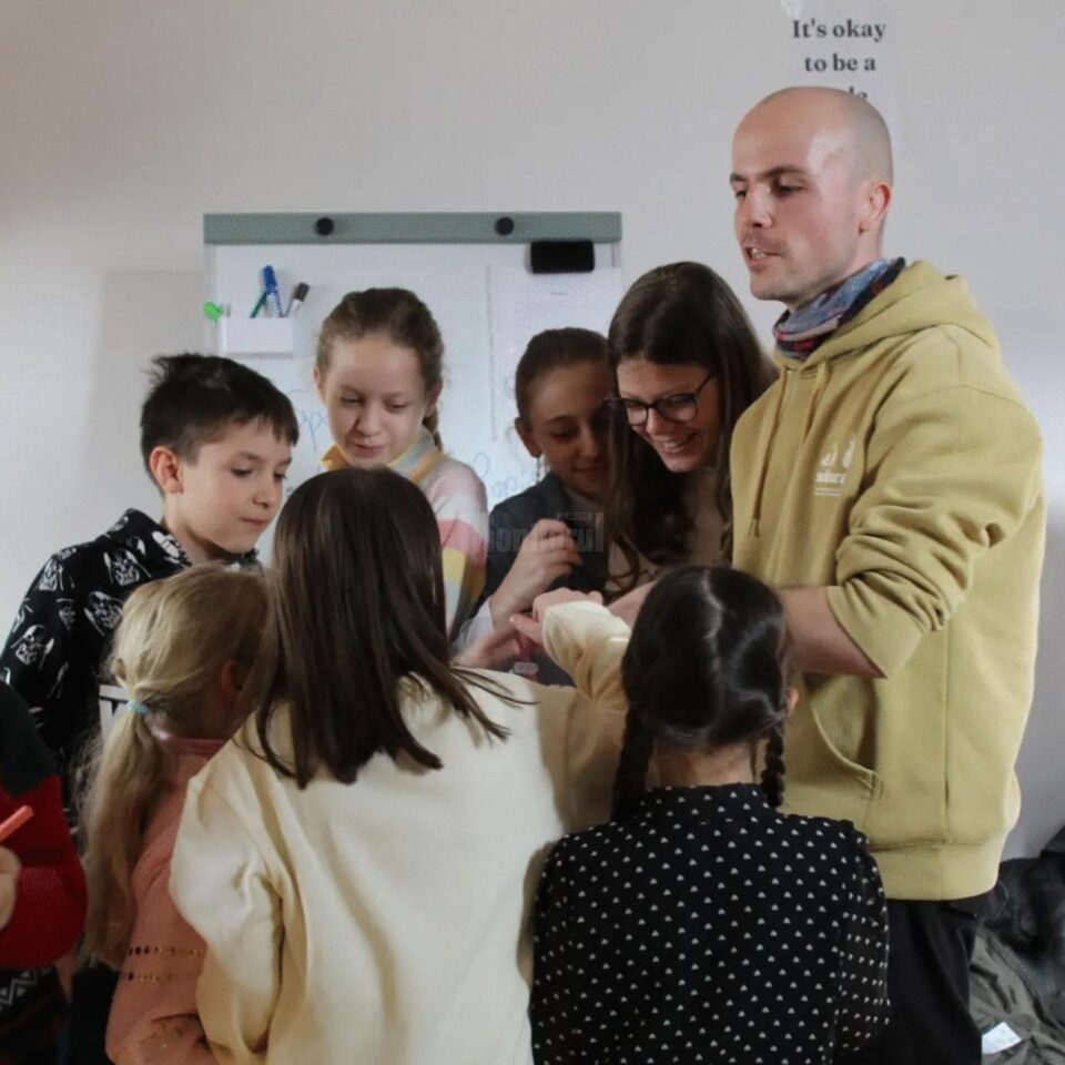 Ateliere creative pentru copii și adolescenți, în cadrul proiectului „Peripeții de Vară” cu Șerban Raia, la Câmpulung Moldovenesc Ateliere creative pentru copii și adolescenți, în cadrul proiectului „Peripeții de Vară” cu Șerban Raia, la Câmpulung Moldovenesc