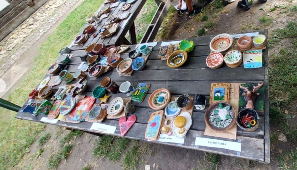 Zeci de copii au descoperit tainele unor meșteșuguri tradiționale, la Muzeul Satului Bucovinean