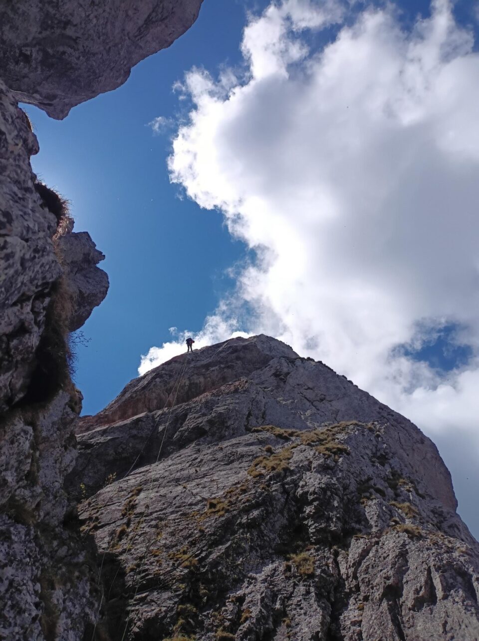 Salvamont Suceava reamenajează traseele turistice din masivele Călimani și Rarău