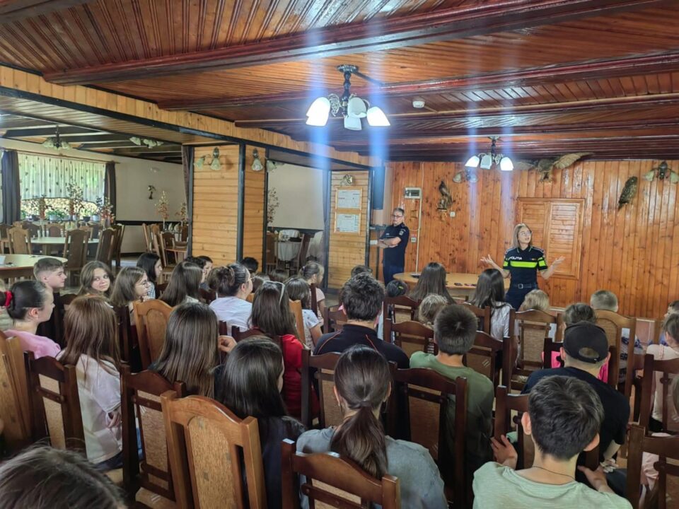Polițiștii Biroului Siguranță Școlară au fost prezenți, în perioada 30 iunie - 10 iulie, în 10 școli de vară și 5 tabere școlare