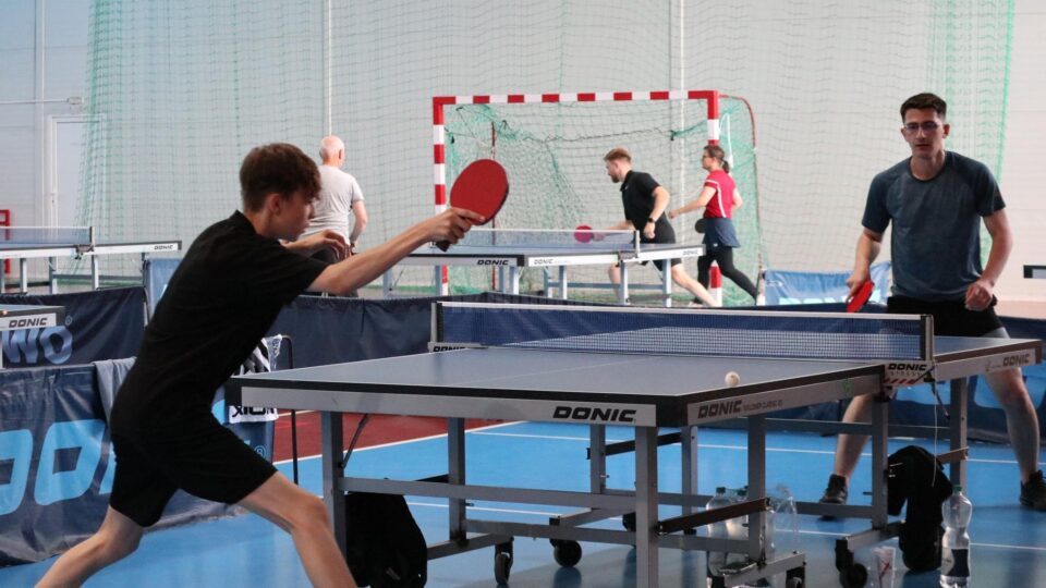 Spectacol sportiv de nivel național la Fălticeni: Turneul de tenis de masă AMATUR A+ a deschis Zilele Municipiului