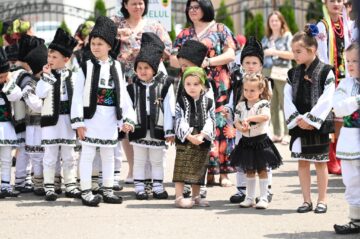 Frumoase costume populare purtate de cei mai tineri participanți la Parada portului popular de la Cajvana