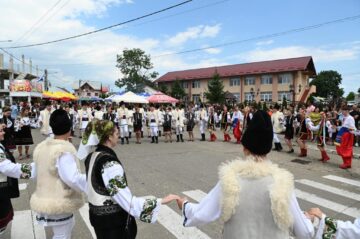 Hora mare încinsă în stradă, după parada portului popular, la Cajvana