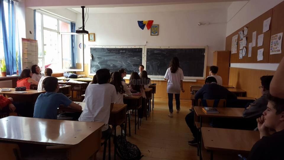 Cu medii bune și foarte bune în perioada de gimnaziu, zeci de elevi au primit un duș cu apă rece la examenul de la final de-a VIII-a