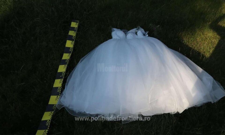 Rochii de mireasă, confiscate cu tot cu microbuzul venit din Ucraina