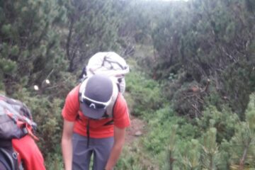 Salvamont Suceava reamenajează traseele turistice din masivele Călimani și Rarău
