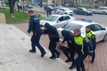 Hoții care ar fi furat 1,4 milioane de euro din casa unui notar, trimiși în judecată în stare de arest preventiv