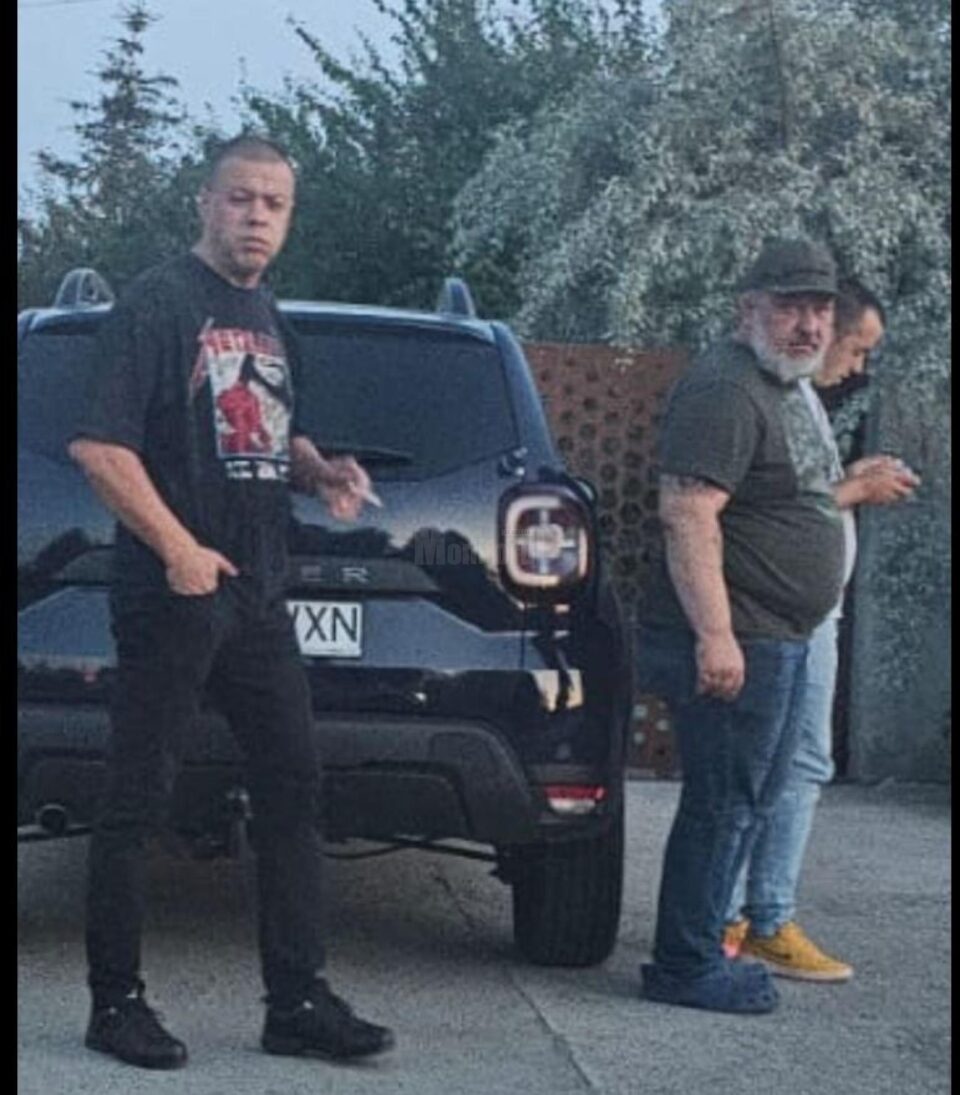 Șeful Poliției Locale Suceava, Ovidiu Doroftei, cu mașina de serviciu, la Berchișești, sâmbătă seara, împreună cu Gabriel Petrovici (SuceavaFail)