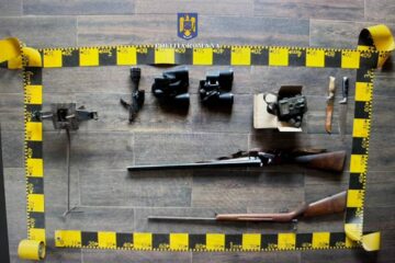 Arme deținute ilegal, ridicate cu ocazia unor percheziții