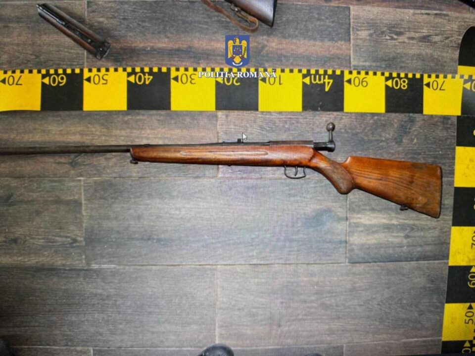 Arme deținute ilegal, ridicate cu ocazia unor percheziții