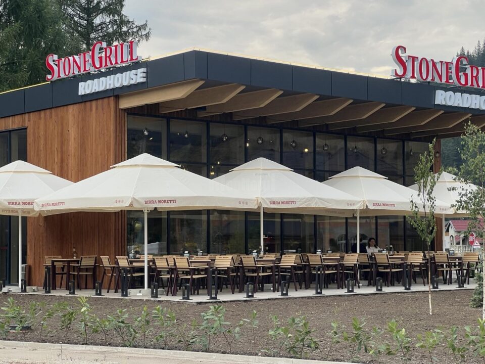 Călătorii prin Bucovina sunt așteptați la Stone Grill din comuna Pojorâta, noul restaurantul cu autoservire care garantează mâncăruri delicioase gătite de un chef celebru