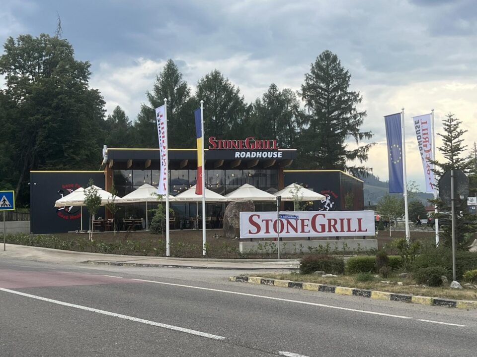 Călătorii prin Bucovina sunt așteptați la Stone Grill din comuna Pojorâta, noul restaurantul cu autoservire care garantează mâncăruri delicioase gătite de un chef celebru