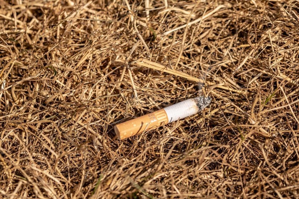 A aruncat neglijent un muc de țigară și și-a incendiat o anexă (foto generic)