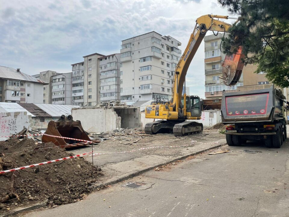 Garajele din Obcini, unde trebuie construită o grădiniță, au început să fie demolate 1