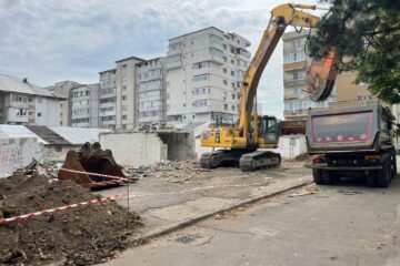Garajele din Obcini, unde trebuie construită o grădiniță, au început să fie demolate 1