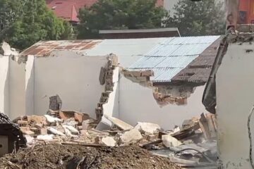 Garajele din Obcini, unde trebuie construită o grădiniță, au început să fie demolate
