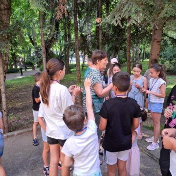 Sub îndrumarea muzeografului Lili Flutur, copiii explorează și învață lucruri noi despre natură
