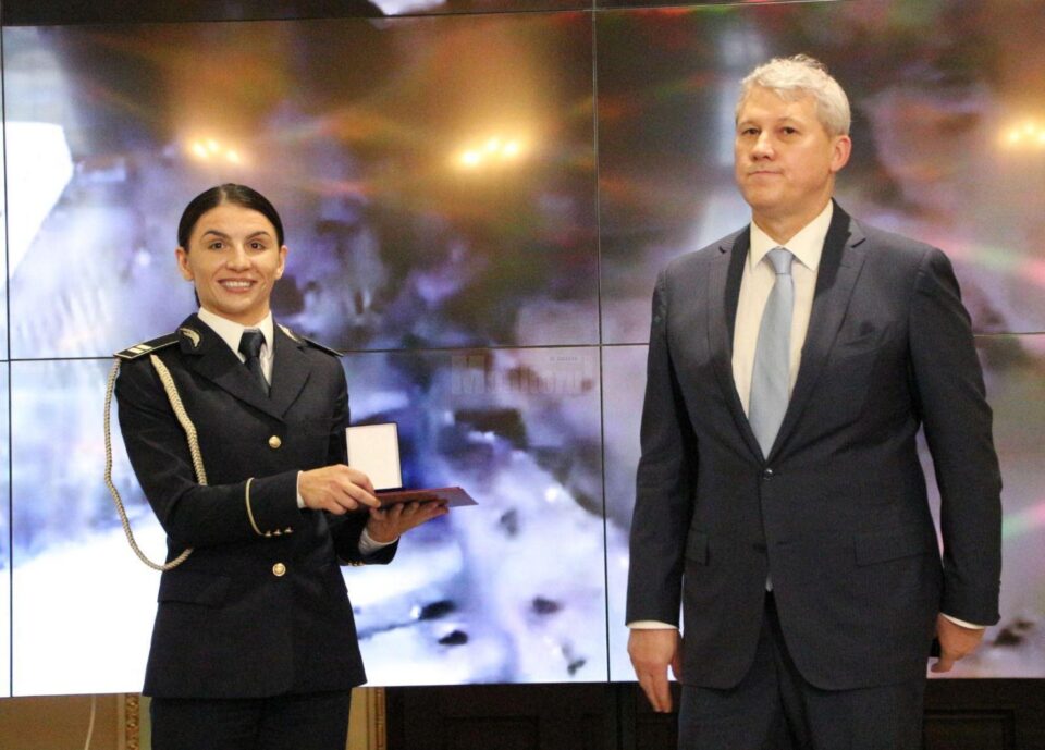 Polițistă de frontieră, decorată de ministrul de Interne după confiscarea a 1,4 milioane de dolari, în Vama Siret