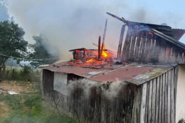 Casă incendiată intenționat