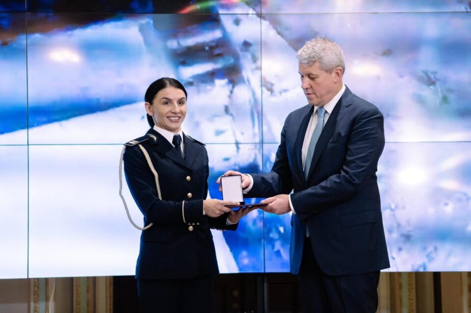 Polițistă de frontieră, decorată de ministrul de Interne după confiscarea a 1,4 milioane de dolari, în Vama Siret