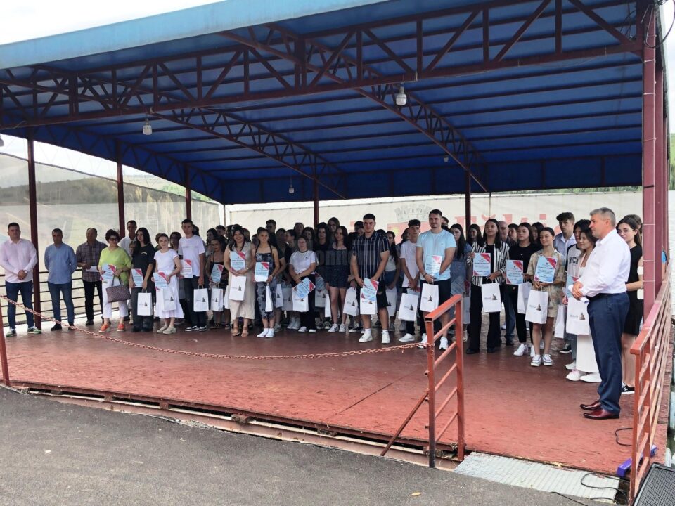 Primăria și CL Fălticeni continuă tradiția de a premia elevii care au demonstrat excelență la evaluarea națională și bacalaureat Primăria și CL Fălticeni continuă tradiția de a premia elevii care au demonstrat excelență la evaluarea națională și bacalaureat