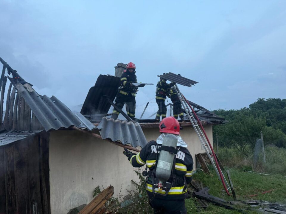 O casă din satul Poiana, comuna Zvoriștea, a fost distrusă în seara zilei de miercuri