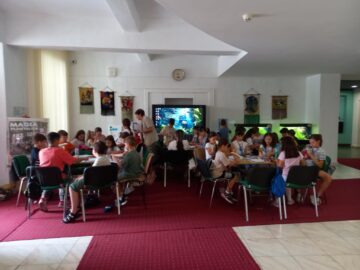 Sub îndrumarea muzeografului Lili Flutur, copiii explorează și învață lucruri noi despre natură