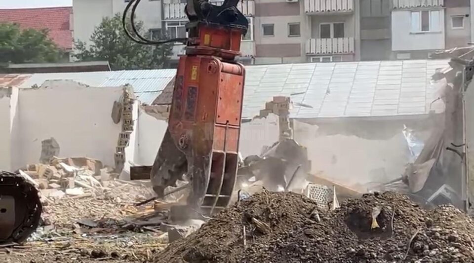 Garajele din Obcini, unde trebuie construită o grădiniță, au început să fie demolate