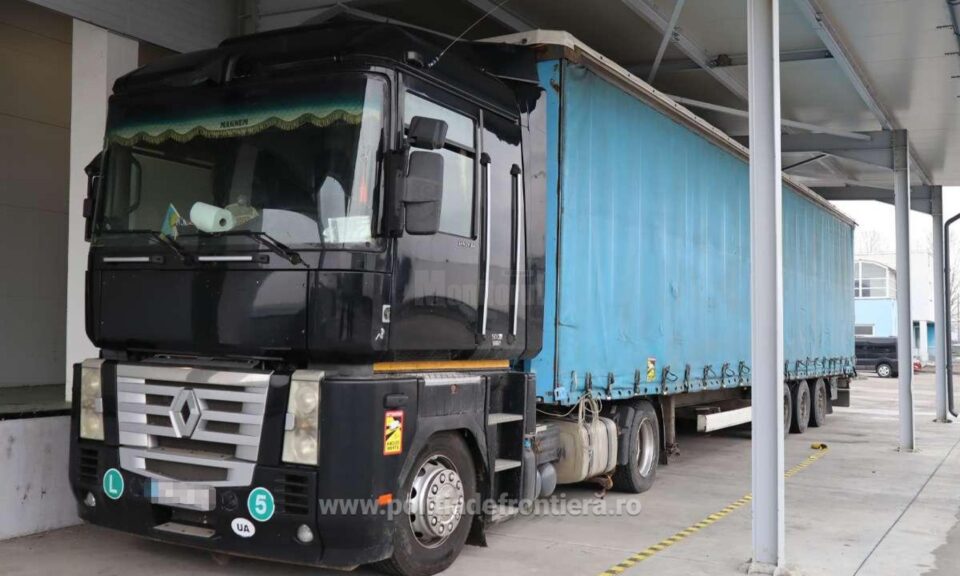 Închisoare cu suspendare pentru un ucrainean care transporta țigări de contrabandă de peste 500.000 de euro, cu tirul