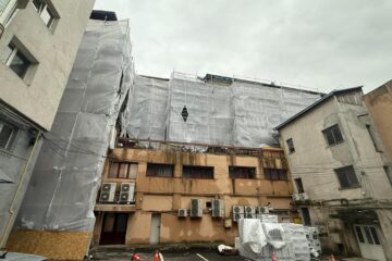 Primăria Suceava somează firmele care reabilitează blocurile din centru să remedieze urgent pagubele produse de ploi