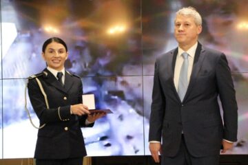 Polițista Lenuța Dabîca Ursachi, decorată de ministrul de Interne după confiscarea a 1,4 milioane de dolari, în Vama Siret